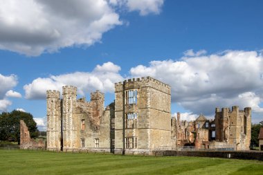 MIDHURST, BATI SUSSEX / UK - 1 Eylül 2020 'de Midhurst, Batı Sussex' teki Cowdray Kalesi harabelerinin görüntüsü