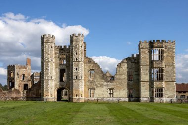 MIDHURST, BATI SUSSEX / UK - 1 Eylül 2020 'de Midhurst, Batı Sussex' teki Cowdray Kalesi harabelerinin görüntüsü