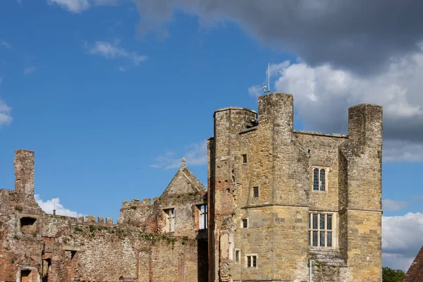 MIDHURST, BATI SUSSEX / UK - 1 Eylül 2020 'de Midhurst, Batı Sussex' teki Cowdray Kalesi harabelerinin görüntüsü