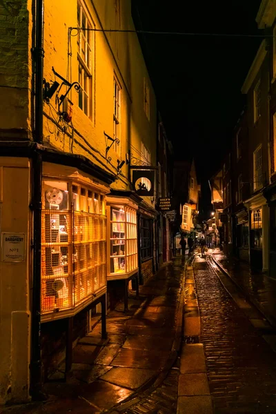 YORK, NORTH YORKSHIRE/UK - FEBRUARY 19 : View of buildings and architecture in the Shambles area of York, North Yorkshire on February 19, 2020. Unidentified people — Stock Image York North Yorkshire February View Buildings Architecture Shambles Area York Royalty Free Stock Images