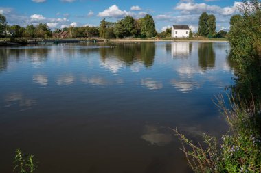 IFIELD, Batı SUSSEX / UK - 1 Ekim 2020 'de Ifield, Batı Sussex' teki Ifield Mill göletindeki değirmenin manzarası