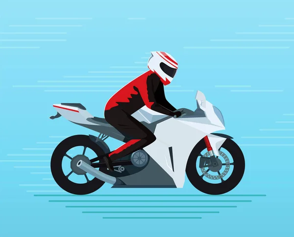 Koruyucu takım elbiseli ve kasklı bisiklet süren bir motorcu..