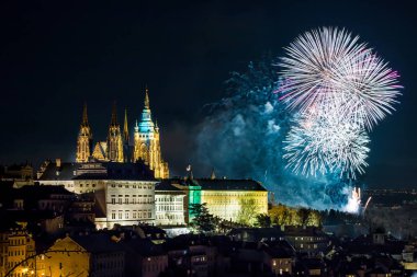 Yeni yıl kutlamaları havai fişek üzerinden Prag Kalesi ile Prag merkezinde