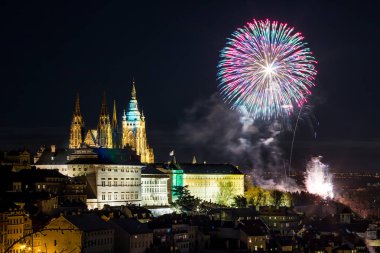 Yeni yıl kutlamaları havai fişek üzerinden Prag Kalesi ile Prag merkezinde