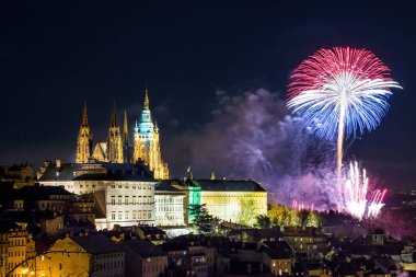 Yeni yıl kutlamaları havai fişek üzerinden Prag Kalesi ile Prag merkezinde