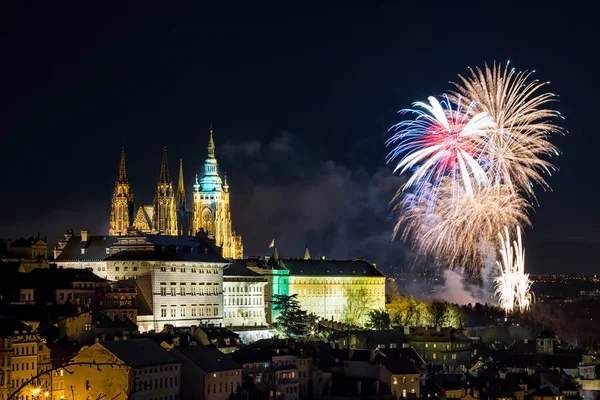 Neujahrsfeier Zentrum Von Prag Mit Feuerwerk Über Der Prager Burg — Stockfoto