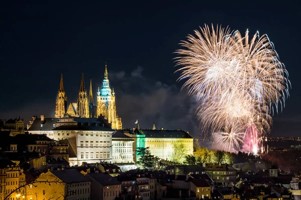新年的庆祝在中心布拉格与烟花在布拉格城堡 图库照片