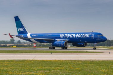 Prag - Temmuz 06: Aviastar-Tu Tupolev Tu-204 kargo taksiler sonra açılış Prg Havaalanı'nda 6 Temmuz 2018 Prag, Çek Cumhuriyeti. Aviastar-Tu bir yolcu ve kargo charter havayolu şirketidir.