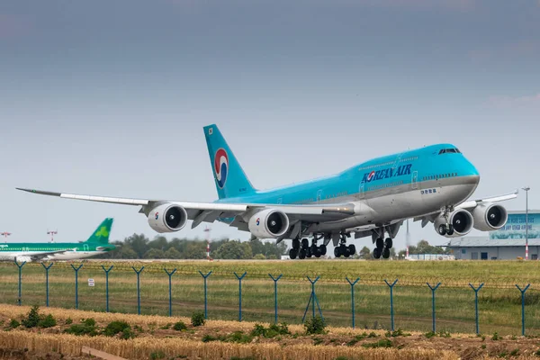 布拉格 7月06日 韩国航空波音747 降落在 Prg 机场2018年7月6日在捷克共和国布拉格 韩国航空是韩国国旗船航空公司 — 图库照片
