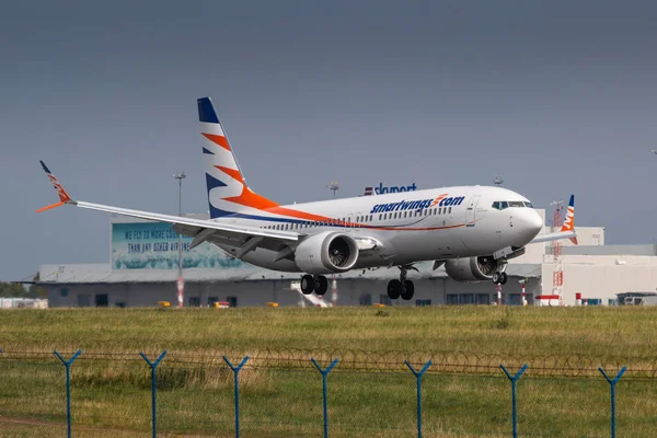 Prag - Temmuz 06: Smartwing Boeing 737-8 Max Prg havaalanında Prag, Çek Cumhuriyeti 6 Temmuz 2018 üzerinde açılış. Smartwing yeni Boeing 737 Max Çek Cumhuriyeti'nde ilk işleçtir.