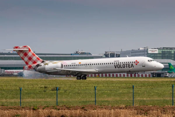 Prague Julho Volotea Boeing 717 Desembarque Aeroporto Prg Julho 2018 — Fotografia de Stock