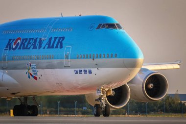 Prague, Çek Cumhuriyeti - 22 Ağustos: Boeing 747-8i Kore hava arazi üzerinde 22 Ağustos 2018 Prag'da Prg havaalanında. Mavi top üniforma üzerinde 1984 yılında tanıtıldı. Güney Kore bayrak taşıyıcı havayolu vardır