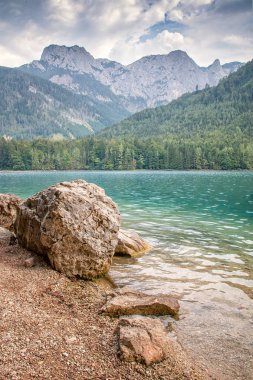 Alplerde Gölü nün güzel temiz su