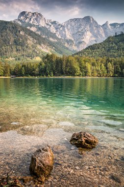 Alplerde Gölü nün güzel temiz su