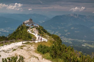 Kehlsteinhaus, Almanya - 06 Ağustos 2018: Eagle's Nest Obersalzberg yukarıda. Ev Adolf Hitler için bir hediye oldu.