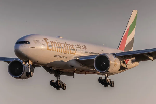 B777 Emirates — Stok Foto