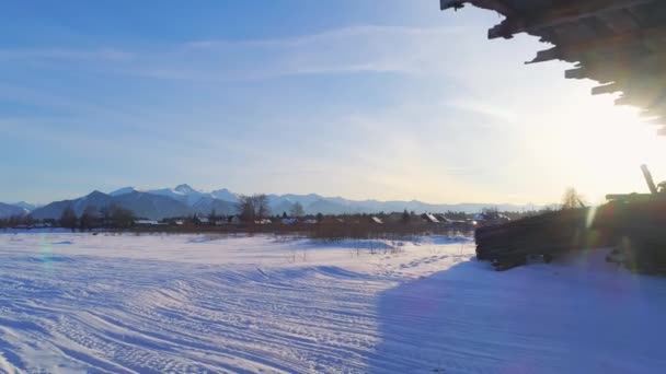 Létající bezpilotní most na zamrzlé zimní řece. Zobrazit drone severní jezero 4K. — Stock video