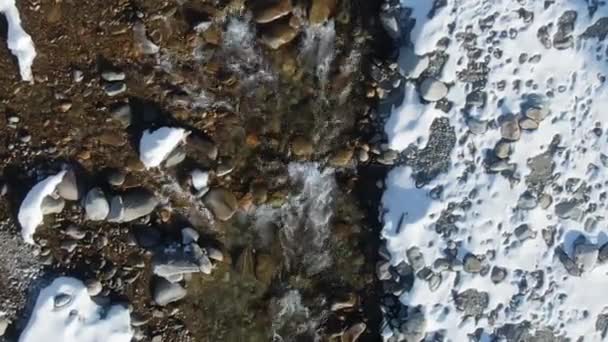 Strumień piany strumień wody północnej rzeki zimą. Widok z góry dron pluskające jezioro 4K — Wideo stockowe