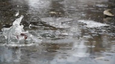 Taştan buz düşür, nehirden su sıçrat, yavaş çekimde yaklaş. Yıkım taşı patladı..