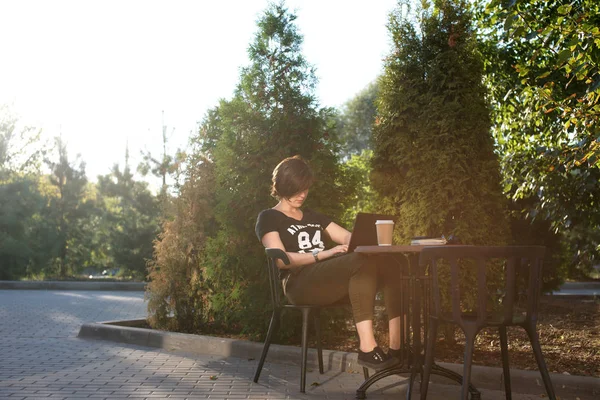 Jonge Vrouw Die Werkt Aan Een Tafel Buiten — Stockfoto