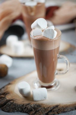 Kakao marshmallows bir cam ölçek ile