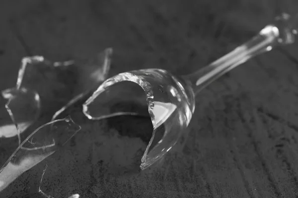 Zerbrochenes Weinglas Auf Betongrund — Stockfoto