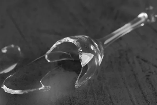 Zerbrochenes Weinglas Auf Betongrund — Stockfoto