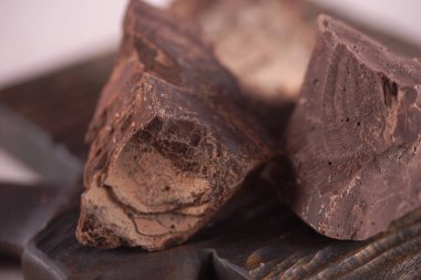 Sütlü çikolata bir ahşap yüzeyde dilim