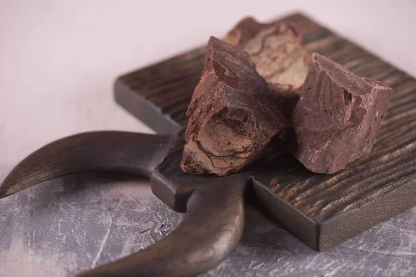 Trozos Chocolate Con Leche Una Superficie Madera — Foto de Stock