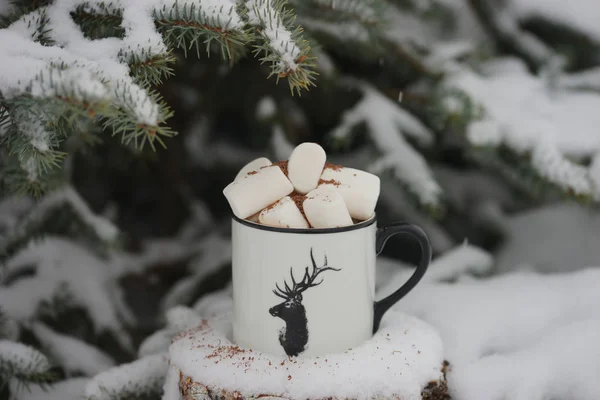 Napój Pianką Zimie Pod Drzewem — Zdjęcie stockowe
