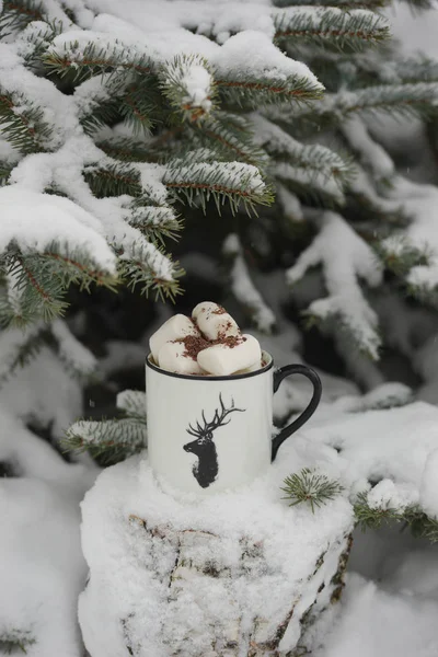 Napój Pianką Zimie Pod Drzewem — Zdjęcie stockowe