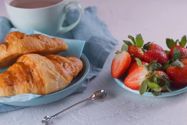 Ontbijt Met Verse Croissants — Stockfoto