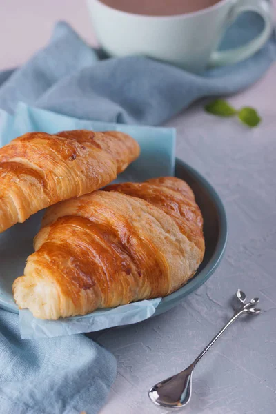 Pequeno Almoço Com Croissants Frescos — Fotografia de Stock