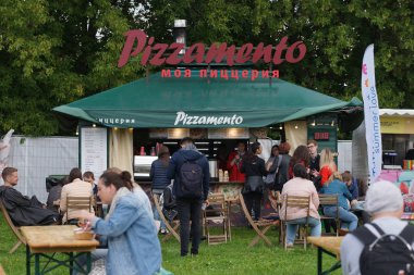 Rusya, Moskova, 3 Ağustos 2019. Kolomenskoye parkında müzik festivali 