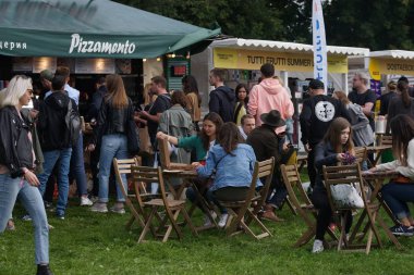 Rusya, Moskova, 3 Ağustos 2019. Kolomenskoye parkında müzik festivali 