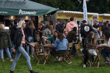 Rusya, Moskova, 3 Ağustos 2019. Kolomenskoye parkında müzik festivali 