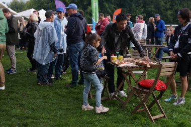 Rusya, Moskova, 3 Ağustos 2019. Kolomenskoye parkında müzik festivali 