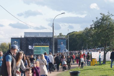 Rusya, Moskova, 3 Ağustos 2019. Kolomenskoye parkında müzik festivali 