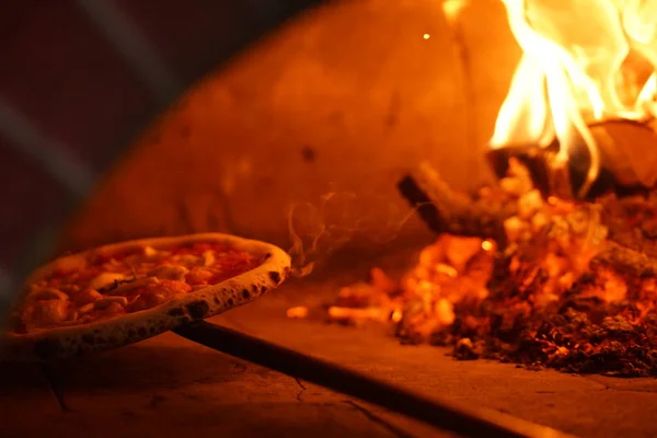 Odun Ateşinde Napoli Pizzası Pişirmek — Stok fotoğraf