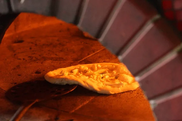 Gotowanie Pizzy Neapolitańskiej Piecu Opalanym Drewnem — Zdjęcie stockowe