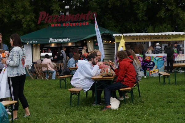 Rusia Moscú Agosto 2019 Festival Música Picnic Posters Parque Kolomenskoye — Foto de Stock