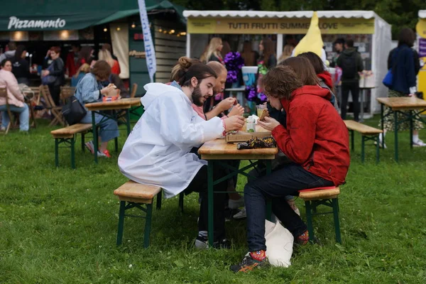 Rusya, Moskova, 3 Ağustos 2019. Kolomenskoye parkında müzik festivali 