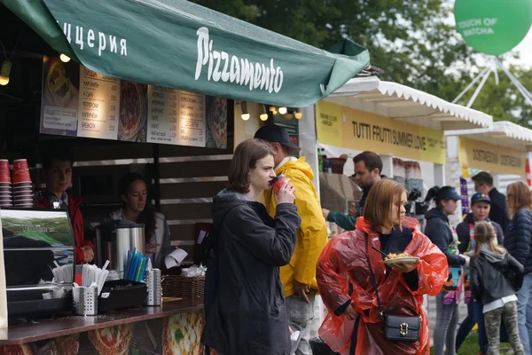 Rusia Moscú Agosto 2019 Festival Música Picnic Posters Parque Kolomenskoye — Foto de Stock