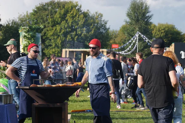 2019年8月3日 ロシア モスクワ コロメンスコエ公園の音楽祭 ピクニックポスター フェスティバルのゲスト — ストック写真