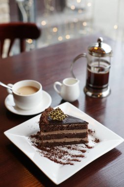 Kafedeki masada kahve ve kek.