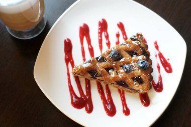 Böğürtlen ve meyve soslu lezzetli tatlı.