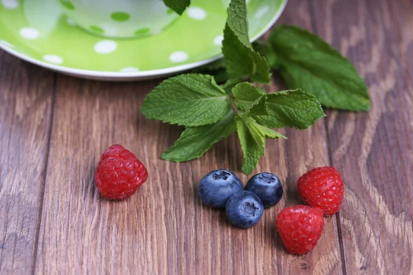 Green Dotted Cup Mint Blueberries Raspberries Wooden Background — 스톡 사진
