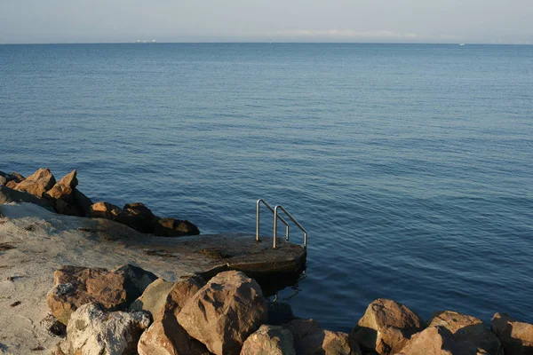 Metal Basamakları Denize Açılan Beton Kayalık Iskele — Stok fotoğraf