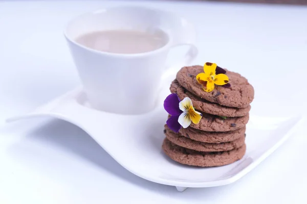 Stapel Schokoladenkekse Mit Blumen Und Tasse Kaffee Mit Milch — Stockfoto