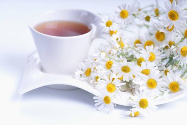 Ahşap bir masada çay.